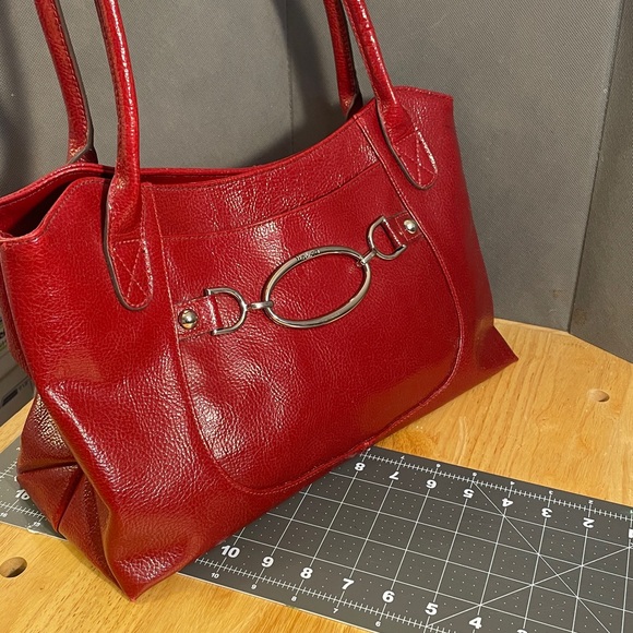 Liz & Co. Bold Red Shoulder bag numerous compartments. 14.5” L, 6”W - Picture 4 of 12